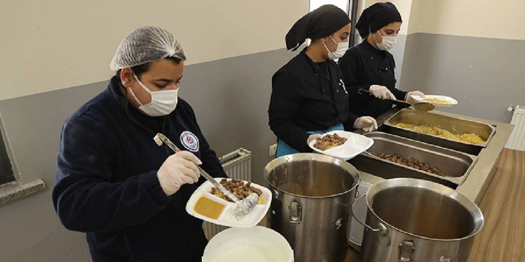 Öğrenci ellerinden sofralara: Her gün 5000 kişilik iftarlık hazırlıyorlar 7